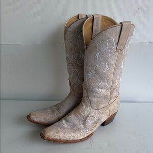 SHYANNE WOMEN'S LASY FLORAL EMBROIDERED DISTRESSED WESTERN BOOTS SNIP TOE SIZE 9
